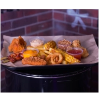 Alles in een box: 4 chunks, 4 Monsta wings, 2 chicken strips, 2 maisrepen, 2 Street stix (kipspiesjes) en 2 uien ringen,friet. Damonsta saus, monsta saus, monsta cheese dip, gebakken uitjes. 