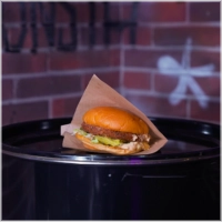 Falafelburger op onze boterzachte potato bun met Damonsta saus, sla, augurk 2 uienringen en een plakje cheddar kaas, vega, vol smaak en 100% Damonsta