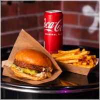 Falafelburger op onze boterzachte potato bun met Damonsta saus, sla, augurk,2 uienringen en een plakje cheddar kaas, vega, vol smaak en 100% Damonsta met friet en drankje naar keuze