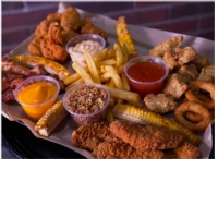 Alles in een box:10 Chunks, 10 Monsta wings, &nbsp;chicken strips, 5 maisrepen, 5 Street stix (kipspiesjes) en 5 uien ringen,friet, Damonsta saus, monsta saus, monsta cheese dip, gebakken uitjes. Pure Damonsta streetfood