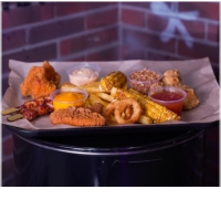 Alles in een box:2 Chunks, 2 Monsta wings, 1 chicken strips, 1 maisrepen, 1 Street stix (kipspiesjes) en 1 uien ringen,friet, Damonsta saus, monsta saus, monsta cheese dip, gebakken uitjes. 