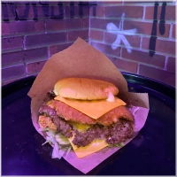 Crunchy kipfilet, smash beef, spicy kipfilet met chedarkaas, frisse sla, augurkjes en onze Damonsta saus.<br>Durf jij het aan?