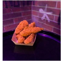 4 Krokante kipstrips. Sappig van binnen, pittig van buiten.<br>