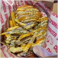 Met: Wing, Chunk, Spicy Strip, Street Stick, Corn Stick, Mac & Cheese Bite, Golden Fries en Uienring.<br><br>Keuze uit: Smash Burger, Crispy Filet Hot & Spicy Burger, Crunchy Filet Burger<br><br>Wordt afgewerkt met: Premium Sauzen, bosui en gebakken uitjes