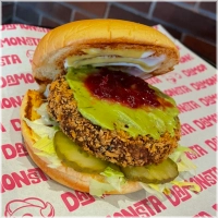 Krokante New York Fusion burger op onze potato bun met sla augurk, guacamole, Mango relish, rode bieten relish, American Mustard, American White Sauce.