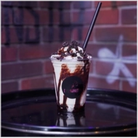 Chocoladesmaak met Oreo stukjes, slagroom en romige chocoladetopping. Crunchy, creamy & 100% Damonsta!