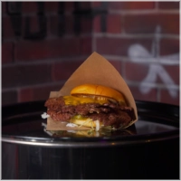 2 Patty (beef)<br>Damonsta saus<br>Cheddar Kaas<br>Augurk Sla