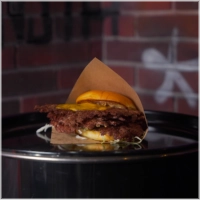 Friet + Drankje<br>3 Patty (beef)<br>Damonsta saus<br>Cheddar Kaas<br>Augurk Sla