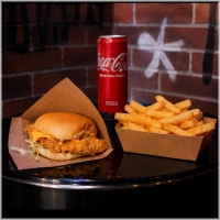 Damonsta Saus<br>Cheddar kaas<br>Augurk & Sla<br>Friet + Drankje