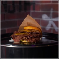 4 Patty (beef)<br>Damonsta saus<br>Cheddar Kaas<br>Augurk Sla