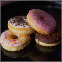 Luchtige donuts met rijke topping. Perfecte zoete bite na je burger!